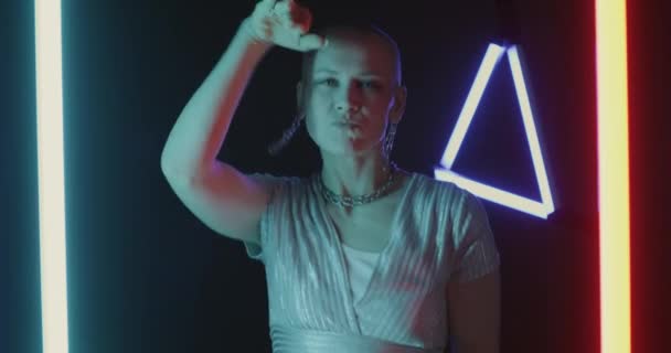 Zeitlupenporträt Einer Attraktiven Jungen Dame Die Auf Neonbeleuchtetem Schwarzem Hintergrund — Stockvideo