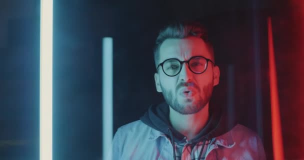 Portret Van Een Teleurgestelde Man Met Duimgebaar Een Neon Lichte — Stockvideo