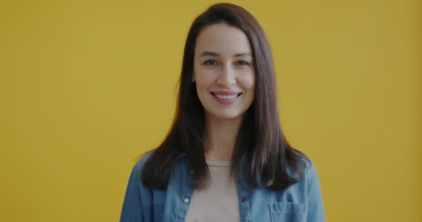 Yoğurt Yiyen Gülümseyen Sarı Arka Planda Kameraya Bakan Çekici Bir — Stok video
