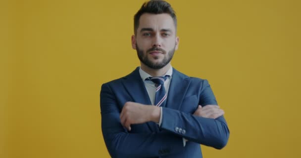Zeitlupenporträt Eines Selbstbewussten Geschäftsmannes Anzug Der Die Arme Verschränkt Und — Stockvideo