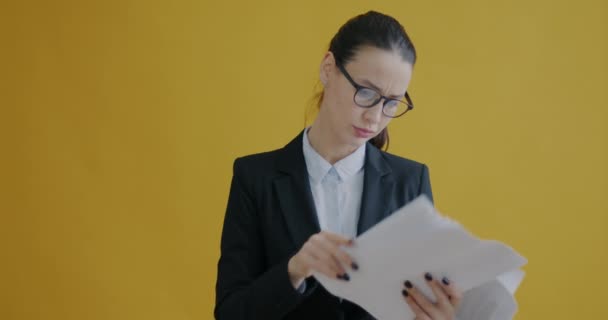 Retrato Empresária Irritada Lendo Documentos Seguida Jogando Papéis Fundo Amarelo — Vídeo de Stock