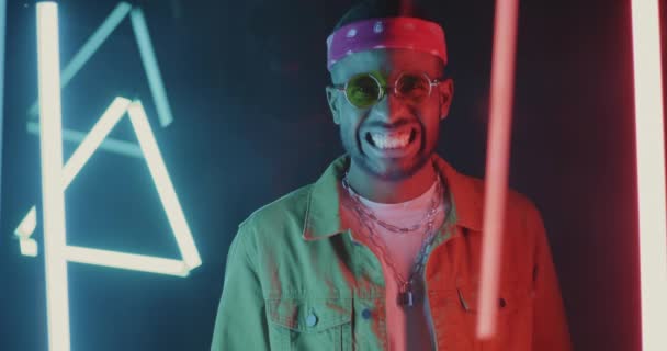 Portret Agresywnego Afroamerykanina Uśmiechającego Się Zębami Świecącym Neonowym Tle Koncepcja — Wideo stockowe