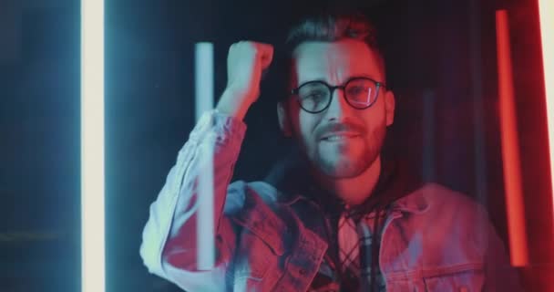 Zeitlupe Männlicher Studenten Die Vor Buntem Neon Hintergrund Feiern Und — Stockvideo