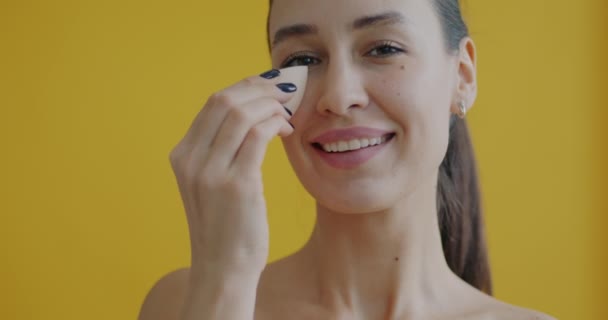 Detailní Portrét Atraktivní Dámy Dotýkající Obličeje Houbičkou Nanášející Make Žluté — Stock video