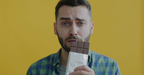Retrato Câmera Lenta Jovem Deprimido Comendo Chocolate Chorando Olhando Para — Vídeo de Stock
