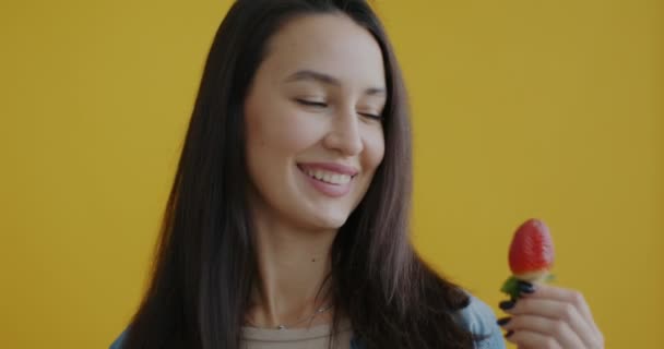 Retrato Cerca Una Chica Feliz Comiendo Fresa Sonriendo Sobre Fondo — Vídeo de stock
