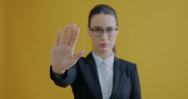Retrato Senhora Negócios Séria Fazendo Stop Gesto Esticando Mão Olhando — Vídeo de Stock