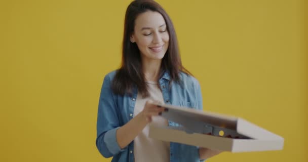 Retrato Mujer Joven Abriendo Caja Cartón Mirando Pizza Sonriendo Sobre — Vídeo de stock