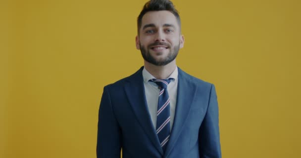 Портрет Доброзичливого Бізнесмена Показує Жест Рук Знаків Посміхається Жовтому Тлі — стокове відео