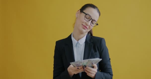 Retrato Câmera Lenta Uma Jovem Empresária Feliz Jogando Dinheiro Sorrindo — Vídeo de Stock