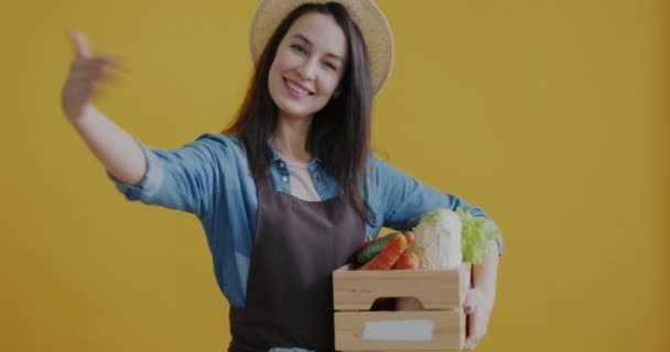 Retrato Agricultor Feliz Apontando Para Caixa Madeira Com Legumes Orgânicos — Vídeo de Stock