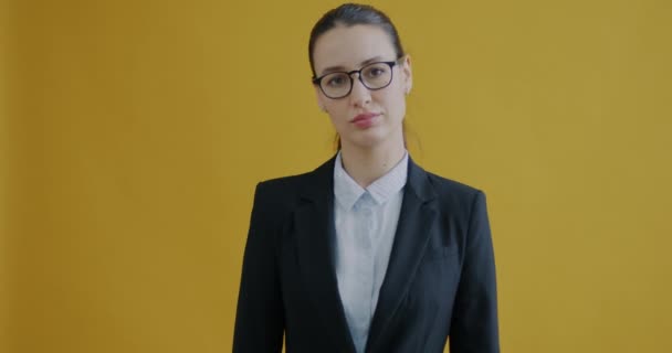 Porträt Einer Jungen Geschäftsfrau Die Bla Bla Bla Handgeste Macht — Stockvideo