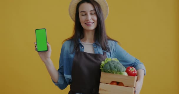 Ritratto Agricoltore Che Tiene Scatola Verdure Biologiche Smartphone Chiave Croma — Video Stock