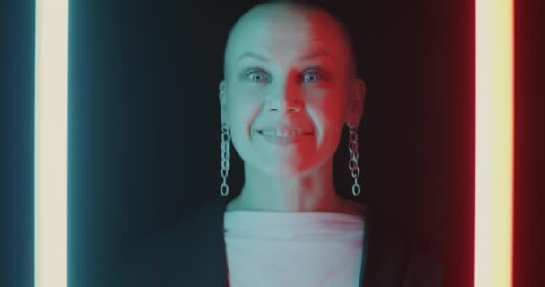 Siyah Arka Planda Neon Işıklarla Baş Parmak Hareketi Yapan Mutlu — Stok video