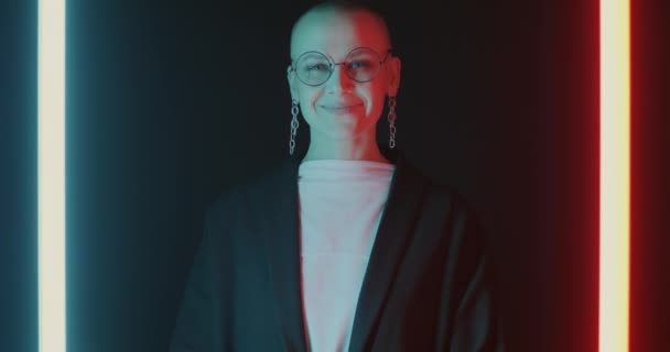 Zpomalený Portrét Extravagantní Mladé Ženy Stojící Neonově Osvětleném Černém Pozadí — Stock video
