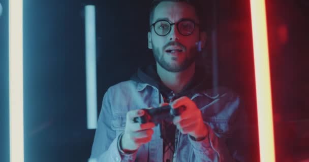 Porträt Eines Fröhlichen Studenten Beim Videospiel Vor Futuristischem Neonlicht Hintergrund — Stockvideo
