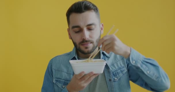 Ritratto Rallentatore Giovane Affamato Che Mangia Spaghetti Istantanei Gustando Gusto — Video Stock