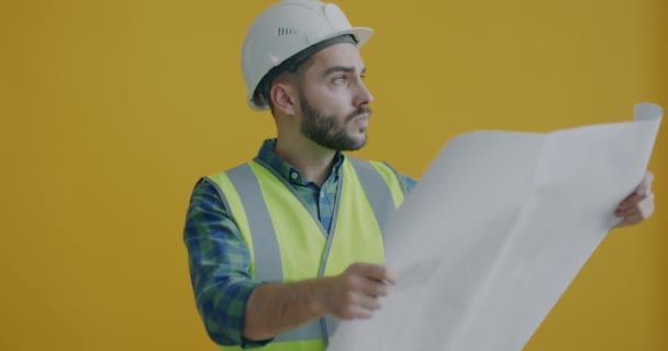 Mouvement Lent Ingénieur Industriel Regardant Plan Parlant Son Coéquipier Debout — Video