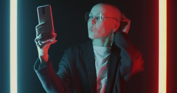 Portrét Extravagantní Mladé Dámy Selfie Kamerou Smartphone Pózující Zářícím Neonovém — Stock video