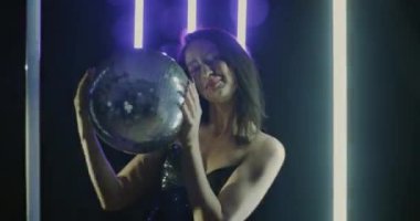 Gece kulübünde neon ışıklı disko topuyla dans eden muhteşem bir kadının portresi. Gençlik yaşam tarzı ve gece hayatı kavramı.