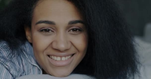 Close Portræt Smuk Afrikansk Amerikansk Kvinde Iført Pyjamas Smilende Sengen – Stock-video