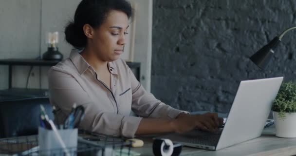 Retrato Una Mujer Negocios Escribiendo Usando Portátil Trabajando Solo Una — Vídeos de Stock