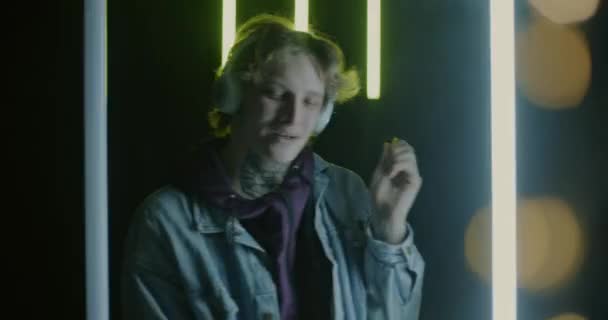 Portrait Guy Smoking Vape Dancing Listening Music Headphones Flashing Neon — Stock Video