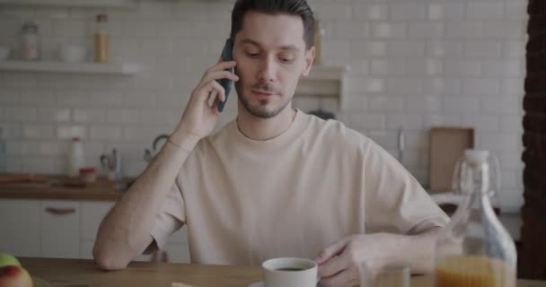 Portrét Veselého Studenta Mluvícího Mobilním Telefonu Popíjejícího Kávu Doma Kuchyni — Stock video