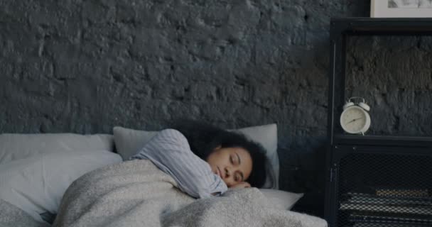 Портрет Молодої Жінки Прокидається Ліжку Дивиться Час Годинниковою Стрілкою Кидається — стокове відео