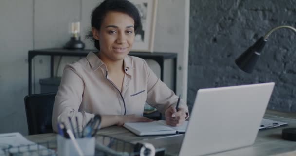 Portret Szczęśliwego Afroamerykanina Siedzącego Przy Stole Komputerowym Biurze Uśmiechniętego Patrzącego — Wideo stockowe