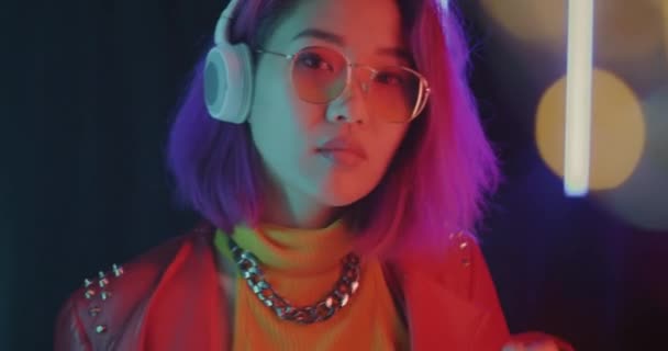Retrato Cámara Lenta Milenaria Asiática Escuchando Música Con Auriculares Bailando — Vídeo de stock