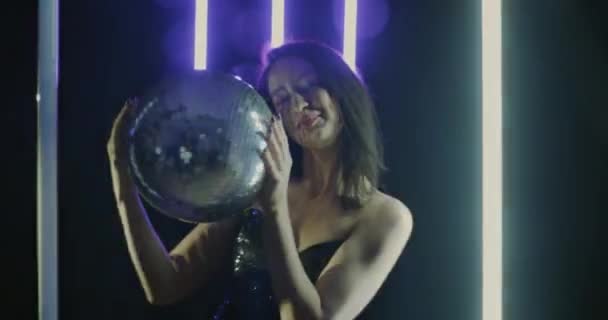 Portrét Nádherné Ženy Tančící Diskotékou Nočním Klubu Neonovým Osvětlením Mládež — Stock video