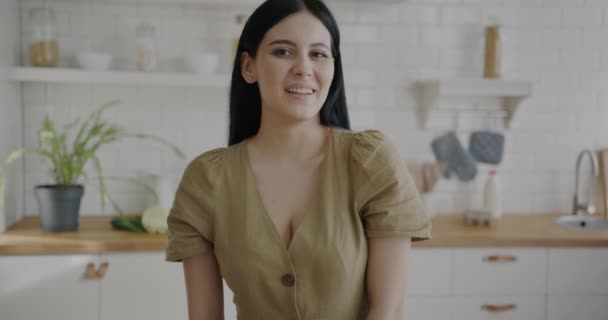 Portrait Ralenti Jeune Femme Insouciante Vêtements Décontractés Debout Dans Cuisine — Video