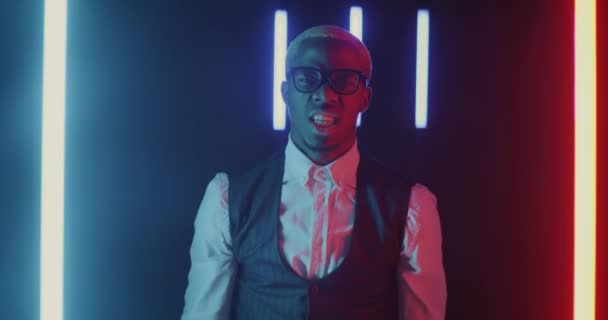 Sinirli Adamının Yavaş Hareket Eden Portresi Siyah Arka Planda Neon — Stok video