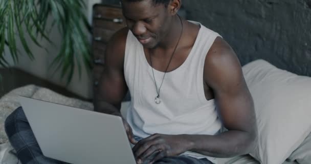 Porträtt Leende Afroamerikansk Student Med Bärbar Dator Sängen Skriva Tittar — Stockvideo
