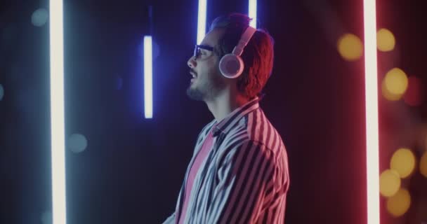 Portrait Étudiant Moyen Orient Écoutant Musique Avec Des Écouteurs Dansant — Video