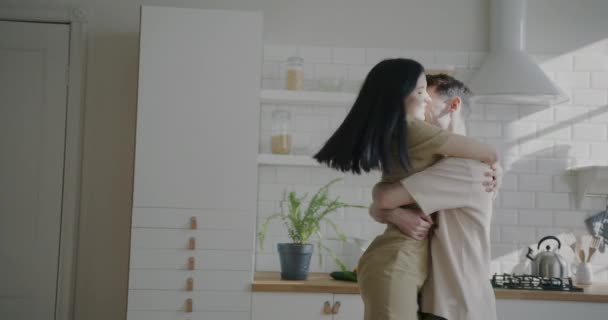 Kochający Młody Mężczyzna Przytulający Żonę Całującą Się Tańcząc Wyrażając Uczucie — Wideo stockowe