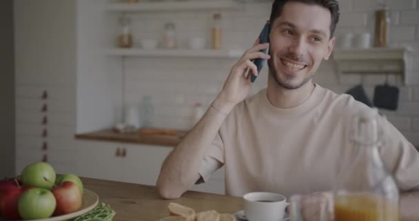 Porträt Eines Mannes Der Während Des Frühstücks Mit Dem Handy — Stockvideo