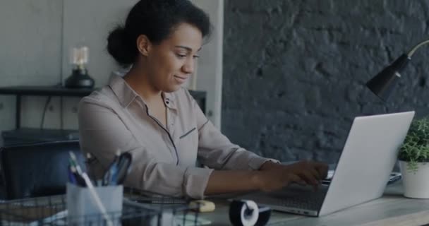 Веселая Молодая Леди Работает Ноутбуком Офисе Улыбается Глядя Экран Успешный — стоковое видео