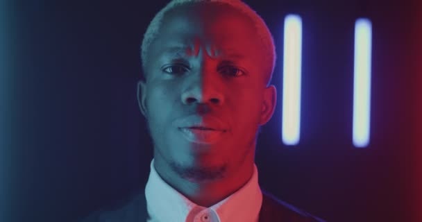 Detailní Portrét Seriózního Afroamerického Podnikatele Který Mlčí Gestem Ruky Třese — Stock video