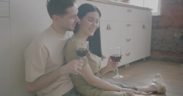 Vackra Unga Par Dricker Vin Kramar Och Kysser Uttrycker Kärlek — Stockvideo