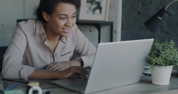 在现代办公室里 工作在笔记本电脑上的兴奋的年轻女商人获得了好消息 商业成就和人的概念 — 图库视频影像