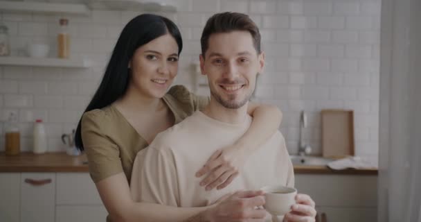 Zeitlupenporträt Von Mann Und Frau Die Der Küche Stehen Kaffeetasse — Stockvideo