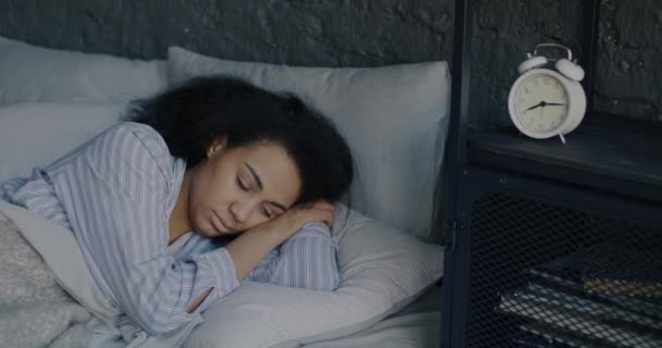 年轻女士睡眠不足的慢动作醒来晚了检查时间 然后在早上冲进卧室 人与闹钟概念 — 图库视频影像