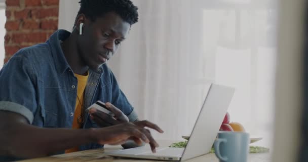Kredi Kartı Dizüstü Bilgisayarla Para Transferi Yapan Genç Adam Modern — Stok video