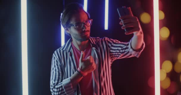 Πορτρέτο Του Χαρούμενος Νεαρός Άνδρας Λήψη Selfie Δείχνει Αντίχειρες Και — Αρχείο Βίντεο