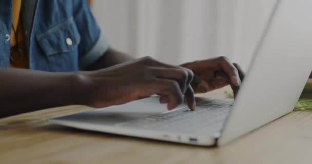非洲裔美国学生的倒立肖像 使用笔记本电脑打字和听音乐与耳机在厨房的公寓 远程教育和青年人概念 — 图库视频影像