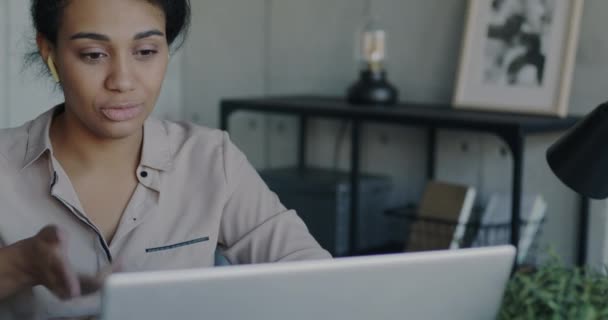 Portré Egy Üzletasszonyról Aki Laptopot Használ Hogy Online Videóhívást Kezdeményezzen — Stock videók