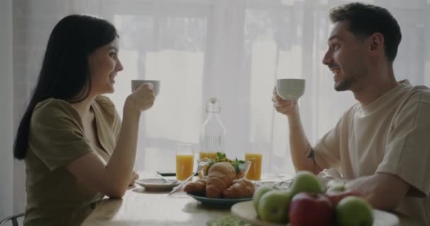 Alegre Marido Mujer Tazas Café Tintineo Beber Reír Disfrutando Mañana — Vídeos de Stock