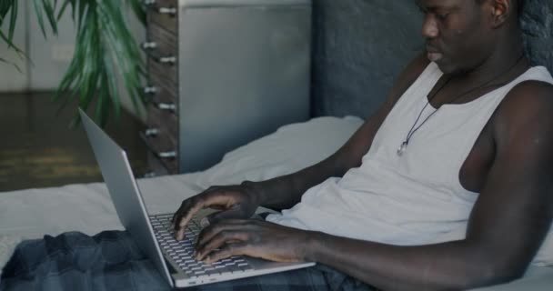Portret Afro Amerykańskiego Biznesmena Pracującego Laptopem Łóżku Rano Uśmiechającego Się — Wideo stockowe
